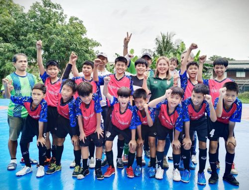 คุณกาญจนา อ่อนทิมวงษ์ ร่วมสนับสนุนและนำทีมฟุตซอล ทีมชุมชนจินดาทาวน์ เข้าร่วมการแข่งขันฟุตซอล  รุ่นอายุไม่เกิน 12 ปี